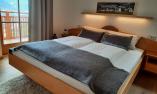 Appartamento Jonagold - camera da letto con pregiato pavimento in legno di rovere