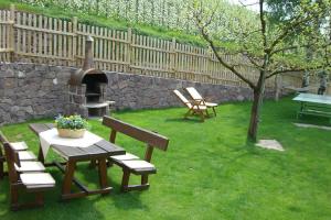 Garten mit Liegewiese und Grillecke