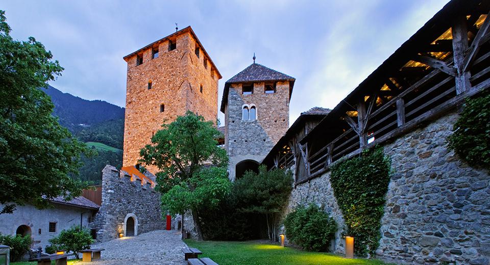 Schloss Tirol oberhalb von Meran